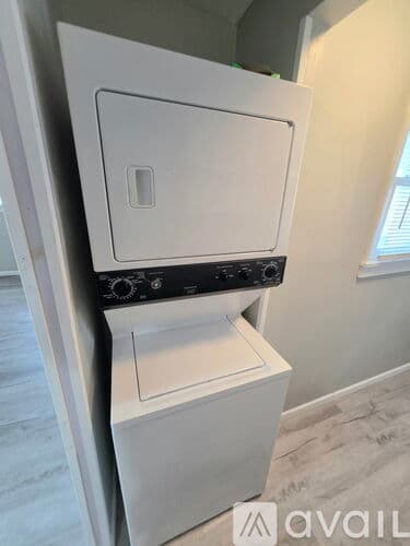 Carbondale Apartment: 319 E College St