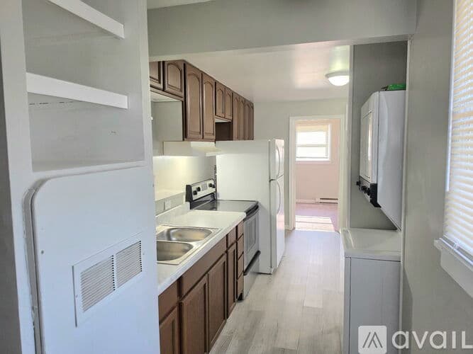 Carbondale Apartment: 319 E College St