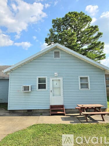 Carbondale Apartment: 319 E College St