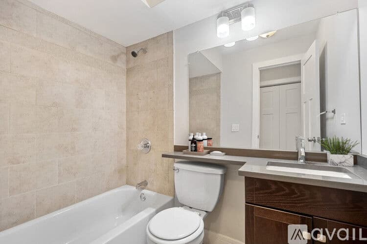 Highland Park Apartment: 696 Elm Pl
