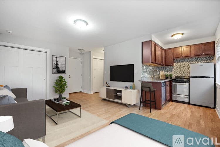 Highland Park Apartment: 696 Elm Pl