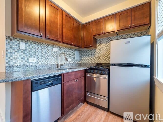 Highland Park Apartment: 696 Elm Pl
