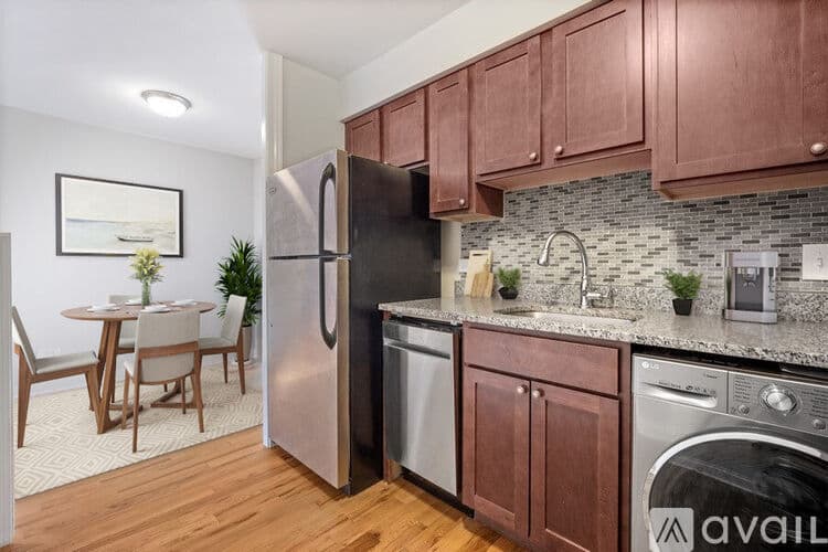 Highland Park Apartment: 696 Elm Pl