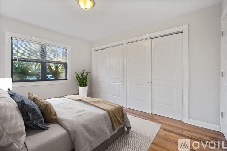 Highland Park Apartment: 696 Elm Pl