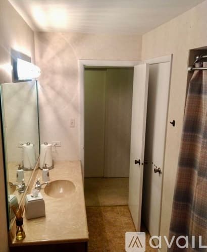 Lynwood House: 2721 Wind Point Ct