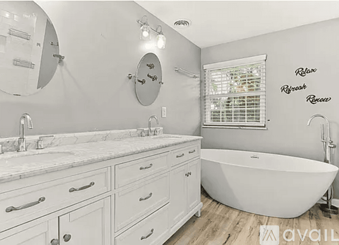 Peoria House: 5311 N Woodview Ave