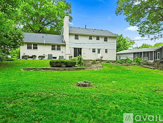 Peoria House: 5311 N Woodview Ave