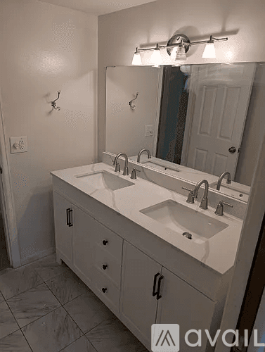 Peoria House: 5311 N Woodview Ave
