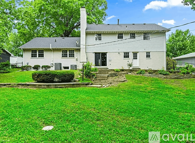 Peoria House: 5311 N Woodview Ave