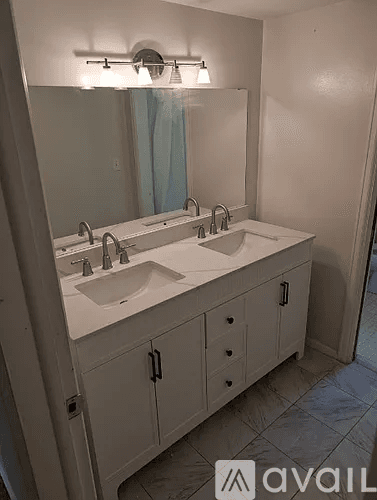 Peoria House: 5311 N Woodview Ave