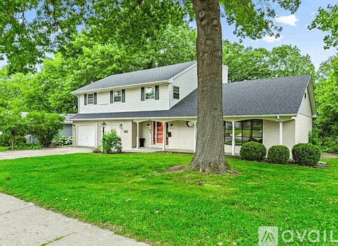 Peoria House: 5311 N Woodview Ave