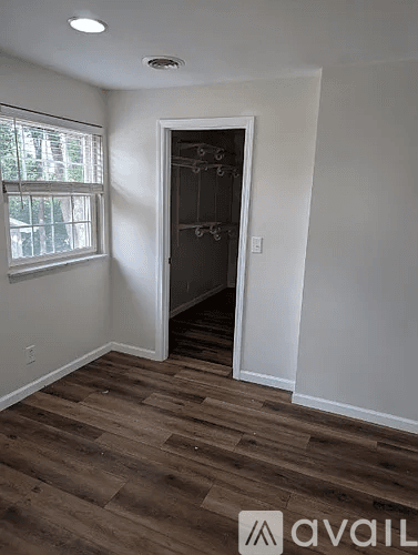 Peoria House: 5311 N Woodview Ave