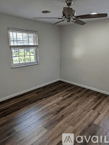 Peoria House: 5311 N Woodview Ave