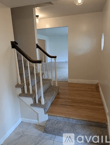 Peoria House: 5311 N Woodview Ave