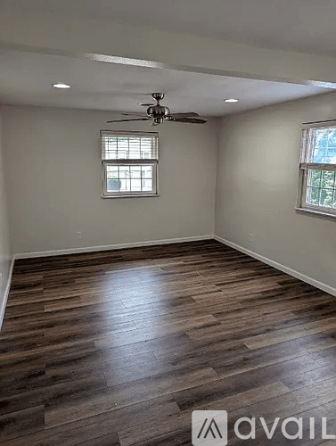 Peoria House: 5311 N Woodview Ave