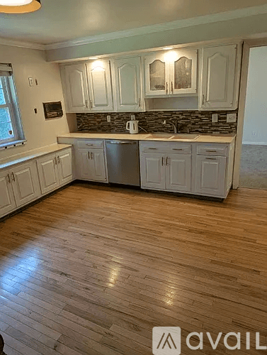 Peoria House: 5311 N Woodview Ave