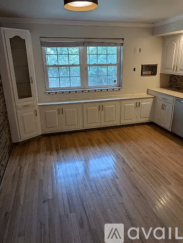 Peoria House: 5311 N Woodview Ave