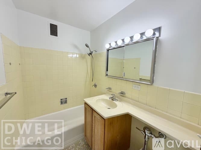 Chicago Apartment: 5650 N Sheridan Rd