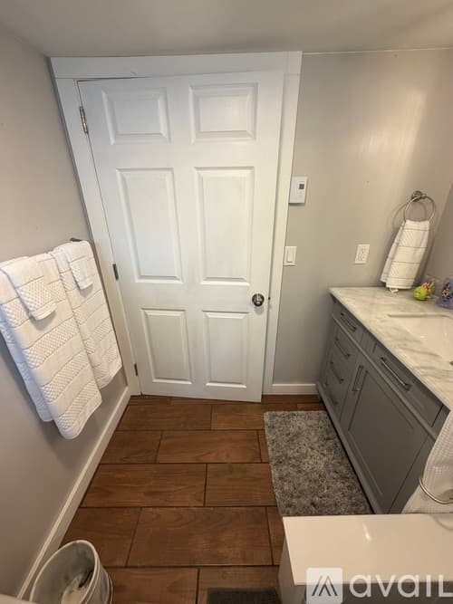 Narragansett House: 46 Flintstone Rd