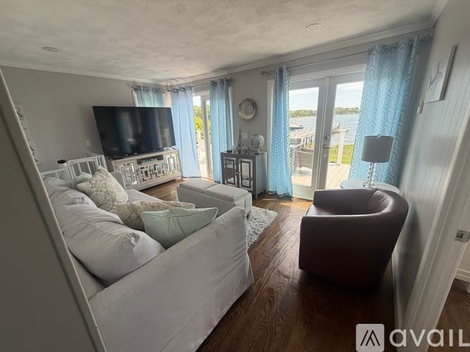 Narragansett House: 46 Flintstone Rd