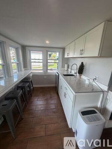 Narragansett House: 46 Flintstone Rd