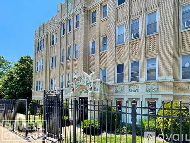 Chicago Apartment: 2600 N Kimball Ave