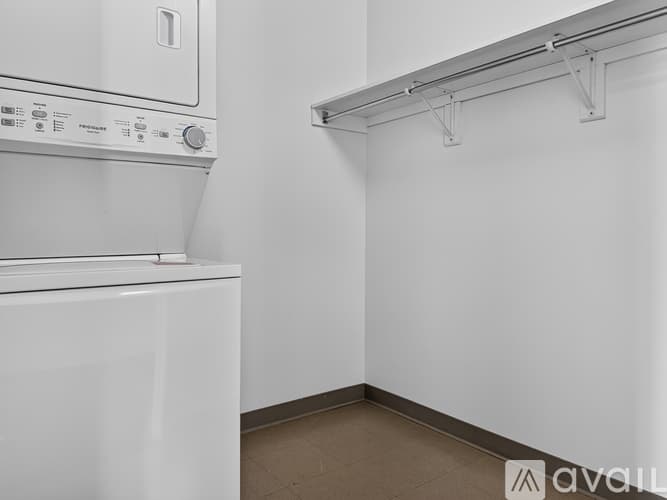 Chicago Apartment: 224 W Illinois St