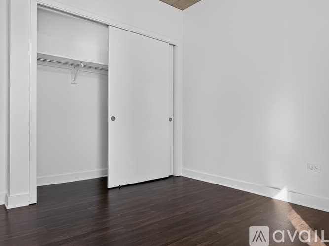 Chicago Apartment: 224 W Illinois St