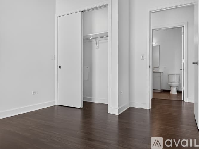 Chicago Apartment: 224 W Illinois St