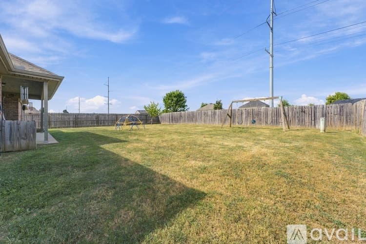 Bentonville House: 4204 Southwest Slate Lane