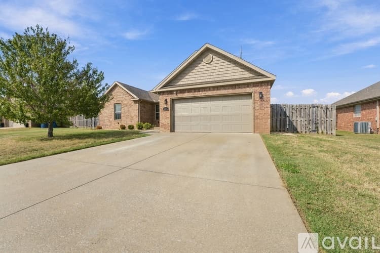 Bentonville House: 4204 Southwest Slate Lane