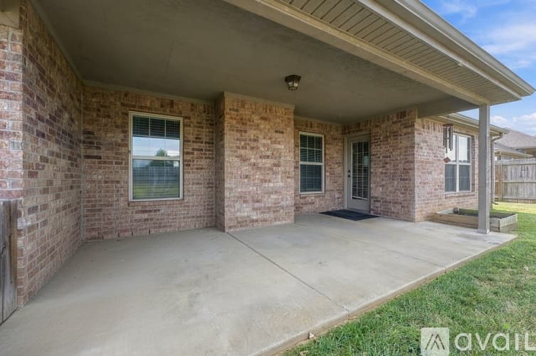 Bentonville House: 4204 Southwest Slate Lane