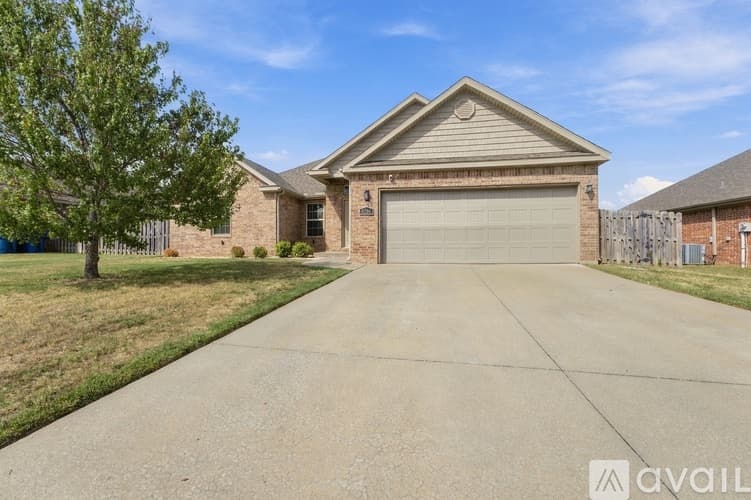 Bentonville House: 4204 Southwest Slate Lane