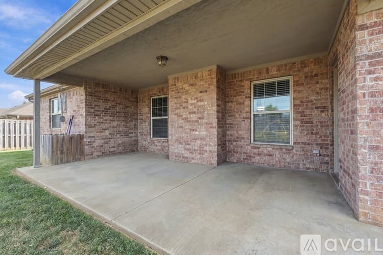Bentonville House: 4204 Southwest Slate Lane