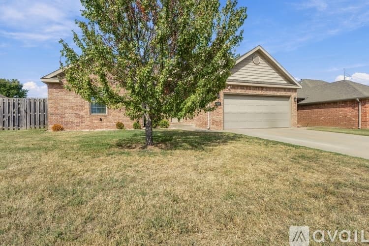Bentonville House: 4204 Southwest Slate Lane