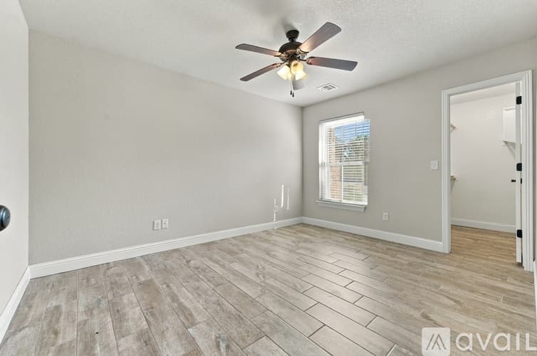 Bentonville House: 4204 Southwest Slate Lane