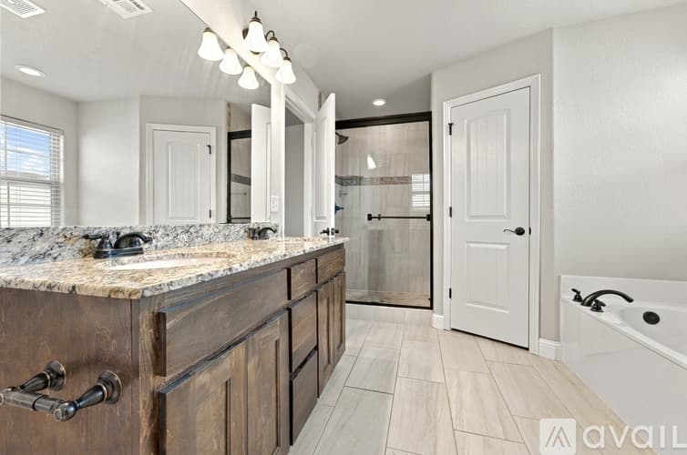 Bentonville House: 4204 Southwest Slate Lane