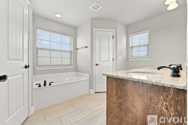 Bentonville House: 4204 Southwest Slate Lane
