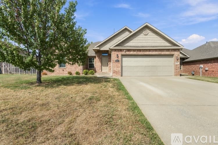 Bentonville House: 4204 Southwest Slate Lane