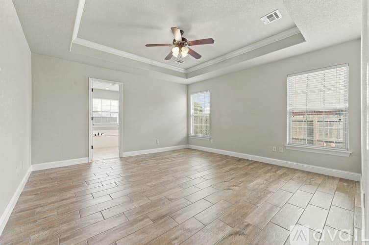 Bentonville House: 4204 Southwest Slate Lane