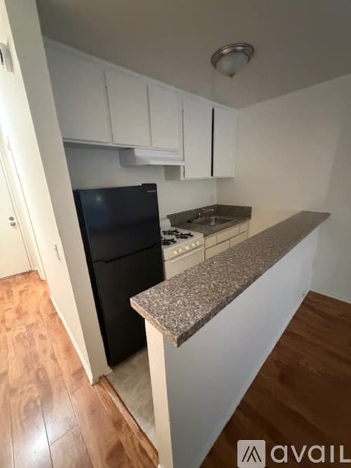 Los Angeles Apartment: 18433 Collins St