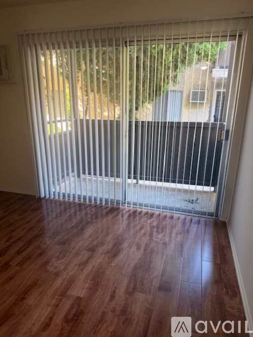 Los Angeles Apartment: 18433 Collins St