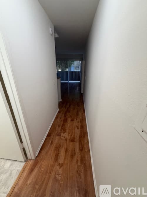 Los Angeles Apartment: 18433 Collins St