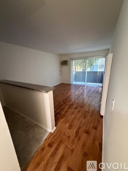 Los Angeles Apartment: 18433 Collins St