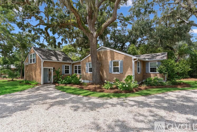 St. Simons Island House: 61 Maxwell Avenue