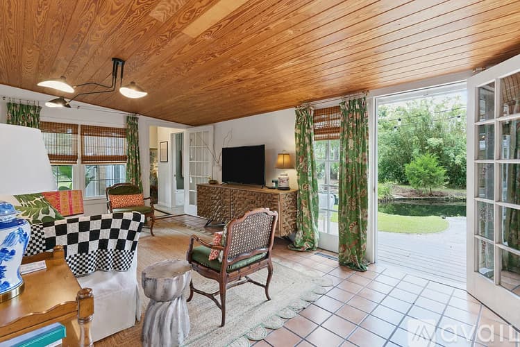 St. Simons Island House: 61 Maxwell Avenue
