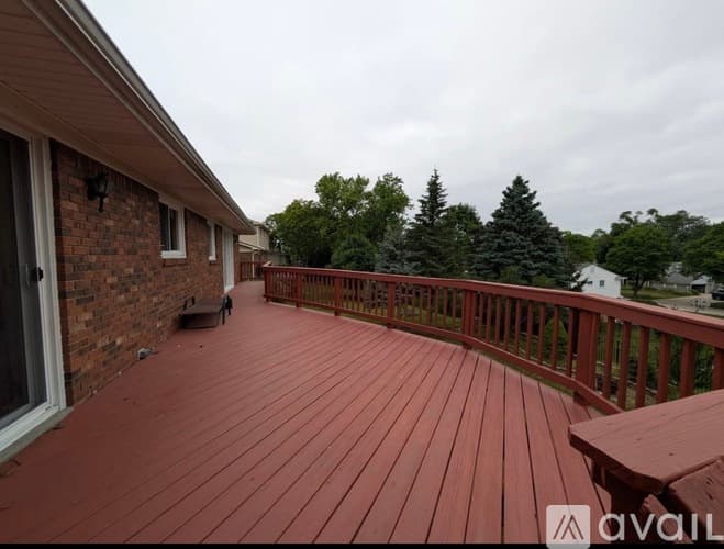 Farmington House: 36718 Lansbury Lane