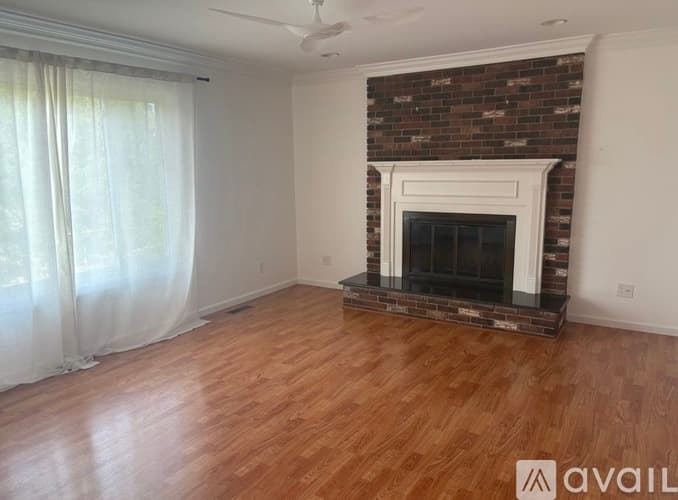Farmington House: 36718 Lansbury Lane