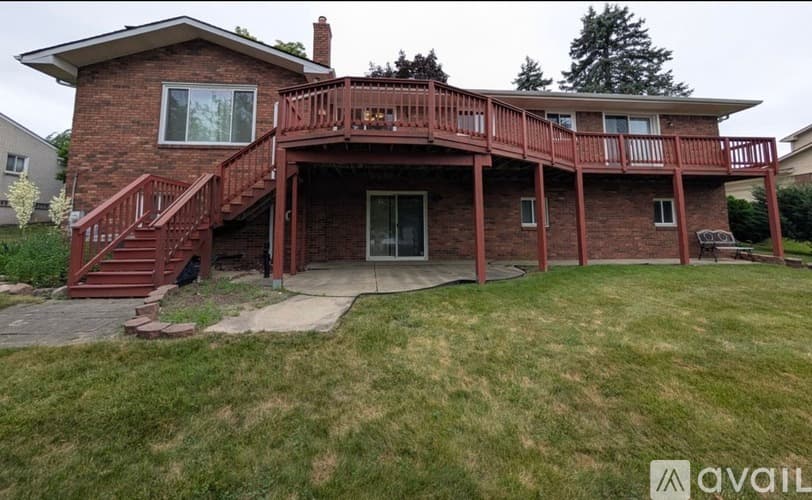 Farmington House: 36718 Lansbury Lane