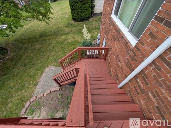 Farmington House: 36718 Lansbury Lane